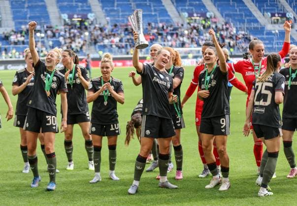DEU, Karlsruhe, Bayern Munich vs VfL Wolfsburg, Google Pixel Womens Supercup, DFB, BBBank Wildpark, Final, in the picture FC Bayern Munich wins the Womens Supercup against VfL Wolfsburg with 4 1, jubilation and joy with the cup, DFB DFL REGULATIONS PROHIBIT ANY USE OF PHOTOGRAPHS AS IMAGE SEQUENCES AND OR QUASI VIDEO, 30 08 2025, Copyright: HMBxMedia HendrikxHamelau