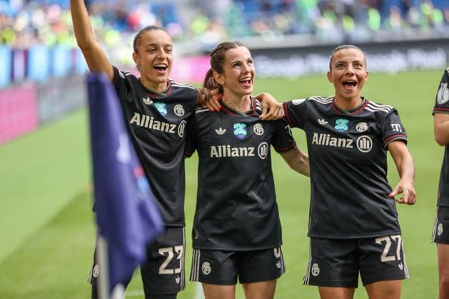 DEU, Karlsruhe, Bayern München vs VfL Wolfsburg, Google Pixel Supercup der Frauen, DFB, BBBank Wildpark, Finale, im Bild FC Bayern München gewinnt den Supercup der Frauen gegen den VfL Wolfsburg mit 4 1, Jubel und Freude mit dem Pokal, Natalia Padilla Bidas Bayern Munich 23 , Tuva Hansen Bayern Munich 6 , Arianna Caruso Bayern Munich 27 DFB DFL REGULATIONS PROHIBIT ANY USE OF PHOTOGRAPHS AS IMAGE SEQUENCES AND OR QUASI VIDEO, 30 08 2025, Copyright: HMBxMedia HendrikxHamelau