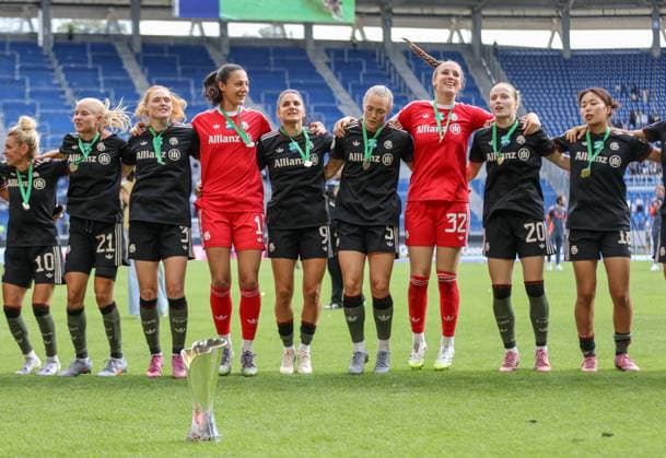 DEU, Karlsruhe, Bayern München vs VfL Wolfsburg, Google Pixel Supercup der Frauen, DFB, BBBank Wildpark, Finale, im Bild FC Bayern München gewinnt den Supercup der Frauen gegen den VfL Wolfsburg mit 4 1, Jubel und Freude mit dem Pokal, Natalia Padilla Bidas Bayern Munich 23 , Tuva Hansen Bayern Munich 6 , Arianna Caruso Bayern Munich 27 DFB DFL REGULATIONS PROHIBIT ANY USE OF PHOTOGRAPHS AS IMAGE SEQUENCES AND OR QUASI VIDEO, 30 08 2025, Copyright: HMBxMedia HendrikxHamelau