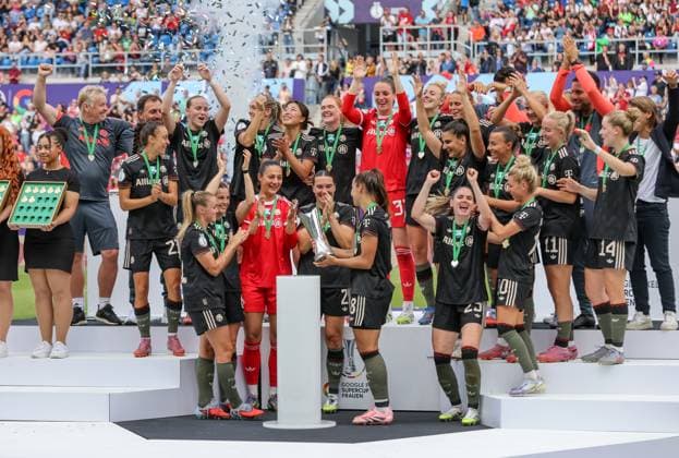 DEU, Karlsruhe, Bayern Munich vs VfL Wolfsburg, Google Pixel Womens Supercup, DFB, BBBank Wildpark, Final, in the picture FC Bayern Munich wins the Womens Supercup against VfL Wolfsburg with 4 1, jubilation and joy with the cup, DFB DFL REGULATIONS PROHIBIT ANY USE OF PHOTOGRAPHS AS IMAGE SEQUENCES AND OR QUASI VIDEO, 30 08 2025, Copyright: HMBxMedia HendrikxHamelau