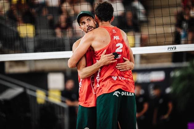 Beach Volleyball Men Beach Pro Tour Hamburg Elite 16 30 08 2025 v l Bartosz Losiak POL and Michal Bryl POL embrace Hamburg Tennisstadion am Rothenbaum Hamburg Germany