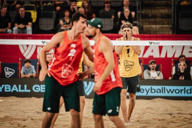 Beach Volleyball Men Beach Pro Tour Hamburg Elite 16 30 08 2025 in the background David Ahmann SVE , in front from l Michal Bryl POL and Bartosz Losiak POL Hamburg Tennisstadion am Rothenbaum Hamburg Germany