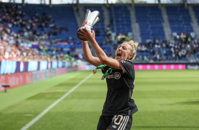 DEU, Karlsruhe, Bayern München vs VfL Wolfsburg, Google Pixel Supercup der Frauen, DFB, BBBank Wildpark, Finale, im Bild FC Bayern München gewinnt den Supercup der Frauen gegen den VfL Wolfsburg mit 4 1, Jubel und Freude mit dem Pokal, Carolin Simon Bayern München 30 DFB DFL REGULATIONS PROHIBIT ANY USE OF PHOTOGRAPHS AS IMAGE SEQUENCES AND OR QUASI VIDEO, 30 08 2025, Copyright: HMBxMedia HendrikxHamelau