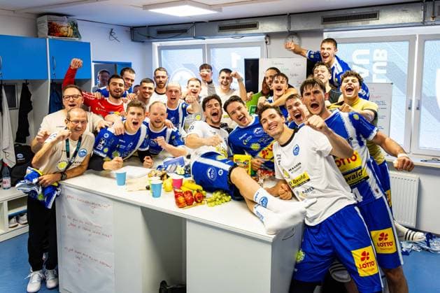 30 08 2025, GER, Handball, Men, Season 25 26, Daikin 1 Bl, 1 Matchday ThSV Eisenach SC DHfK Leipzig Exuberant mood in the dressing room of ThSV Eisenach after the victory in the derby against SC DHfK Leipzig 99817 Eisenach Werner Assmann Halle Am Sportp Thueringen Germany