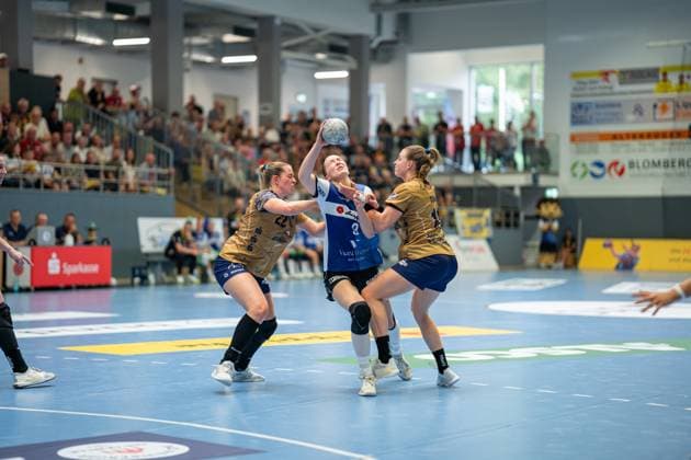 HSG Blomberg Lippe GER vs Buxtehuder SV GER , Handball, 1 Handball Bundesliga Women, 1 Matchday, 30 08 2025, Blomberg v l Levke Kretschmann Buxtehuder SV, 22 , Nieke Kuehne HSG Blomberg Lippe, 09 and Isabelle Doelle Buxtehuder SV, 11 Blomberg Sporthalle an der Ulmenallee Germany