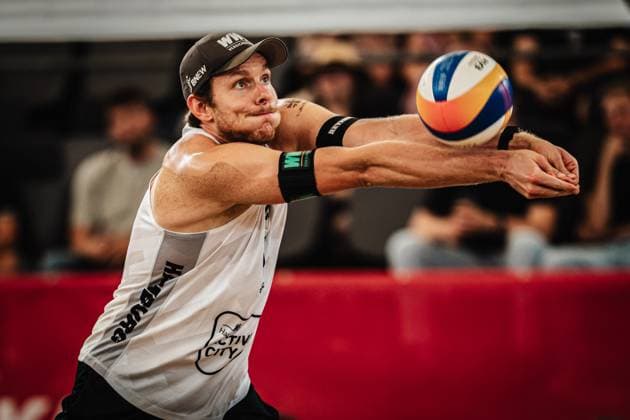 Beach Volleyball Men Beach Pro Tour Hamburg Elite 16 30 08 2025 Nils Ehlers GER takes the ball Hamburg Tennisstadion am Rothenbaum Hamburg Germany