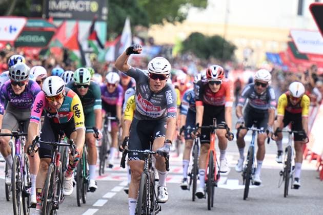 30-08-2025 Vuelta A Espana; Tappa 08 Monzon Templario - Zaragoza; 2025, Alpecin - Deceuninck; 2025, Lotto; Philipsen, Jasper; Viviani, Elia; Zaragoza; 