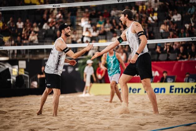 Beach Volleyball Men Beach Pro Tour Hamburg Elite 16 30 08 2025 v l Clemens Wickler GER and Nils Ehlers GER clap a Hamburg Tennis Stadium am Rothenbaum Hamburg Germany