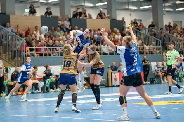 HSG Blomberg Lippe GER vs Buxtehuder SV GER , Handball, 1 Handball Bundesliga Women, 1 Matchday, 30 08 2025, Blomberg Andrea Jacobsen HSG Blomberg Lippe, 04 in goal throw against Johanna Andresen Buxtehuder SV, 18 Blomberg Sporthalle an der Ulmenallee Germany