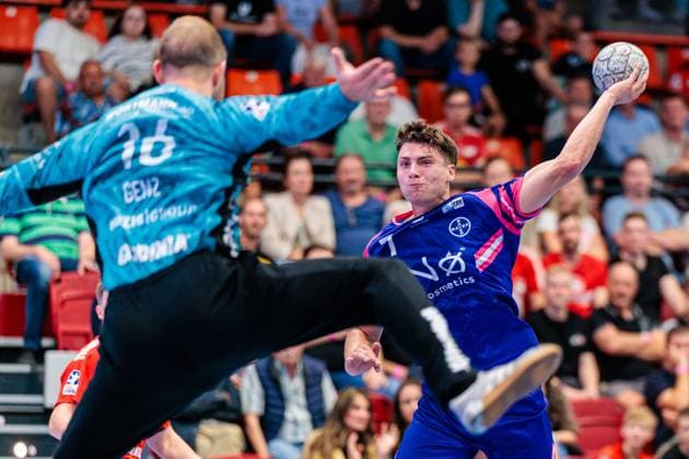 v l Fredrik Genz TuS N Luebbecke, 16 , Krischa Leis TSV Bayer Dormagen, 07 GER, TuS N Luebbecke vs TSV Bayer Dormagen, Handball, 2 Bundesliga, 1 Matchday, Season 2025 2026, 30 08 2025 GER, TuS N Luebbecke vs TSV Bayer Dormagen, Handball, 2 Bundesliga, 1 Matchday, Season 2025 2026, 30 08 2025 Luebbecke Copyright: xEibner-Pressefoto JanxRollingerx EP_JSK