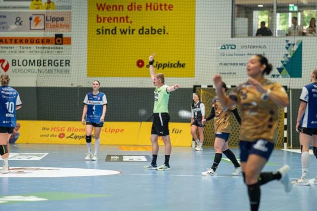 HSG Blomberg Lippe GER vs Buxtehuder SV GER , Handball, 1 Handball Bundesliga Women, 1 Matchday, 30 08 2025, Blomberg Marvin Voelkening Referee gives Nieke Kuehne HSG Blomberg Lippe, 09 a 2 minute penalty Blomberg Sporthalle an der Ulmenallee Germany