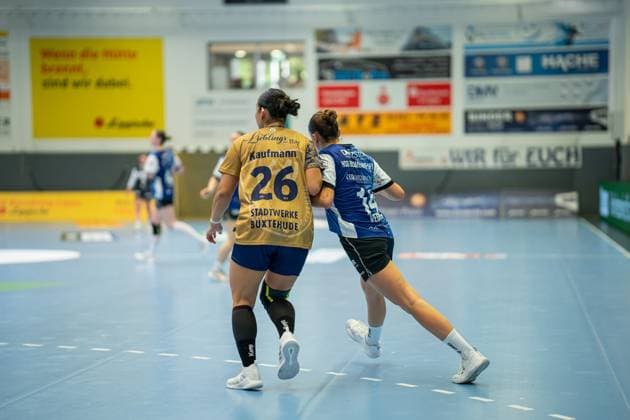 HSG Blomberg Lippe GER vs Buxtehuder SV GER , Handball, 1 Handball Bundesliga Women, 1 Matchday, 30 08 2025, Blomberg v l Christin Kaufmann Buxtehuder SV, 26 defends against Ona Vegue HSG Blomberg Lippe, 14 Blomberg Sporthalle an der Ulmenallee Germany