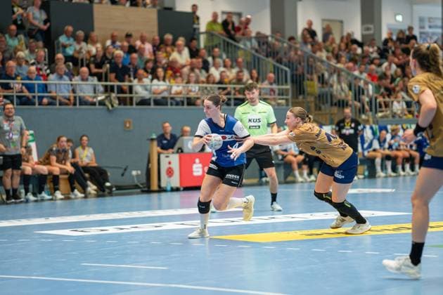HSG Blomberg Lippe GER vs Buxtehuder SV GER , Handball, 1 Handball Bundesliga Women, 1 Matchday, 30 08 2025, Blomberg v l Andrea Jacobsen HSG Blomberg Lippe, 04 is defended by Jolina Huhnstock Buxtehuder SV, 45 Blomberg Sporthalle an der Ulmenallee Germany