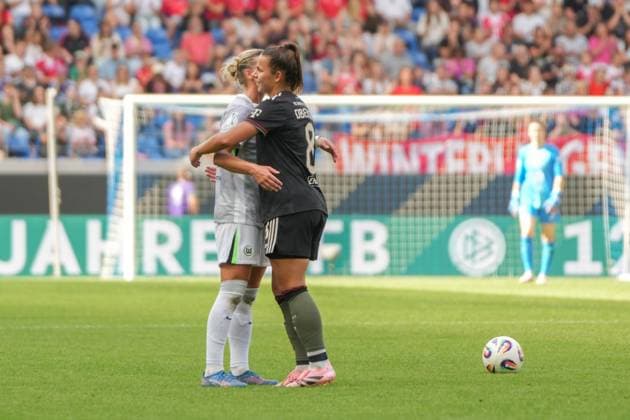 Google Pixel Womens Supercup, FC Bayern Munich vs VfL Wolfsburg, 30 08 2025 Alexandra Popp VfL Wolfsburg, 11 and Lena Oberdorf FC Bayern Munich, 8 hugging after the match Google Pixel Womens Supercup, FC Bayern Munich vs VfL Wolfsburg, BBBank Wildpark Karlsruhe, 30 08 2025 DFB DFL REGULATIONS PROHIBIT ANY USE OF PHOTOGRAPHS AS IMAGE SEQUENCES AND OR QUASI VIDEO Copyright: xBEAUTIFULxSPORTS Boscox