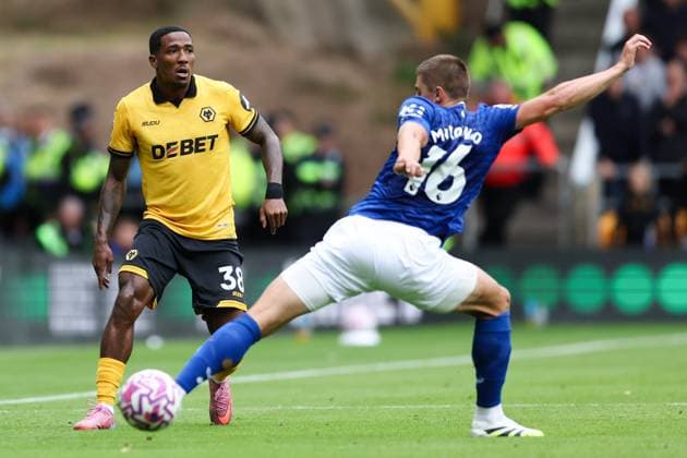 Wolverhampton, England, 30th August 2025. Jackson Tchatchoua of Wolverhampton Wanderers passes the ball whilst under pressure from Vitaliy Mykolenko of Everton during the Wolverhampton Wanderers vs Everton Premier League match at Molineux, Wolverhampton. Picture credit should read: Jessica Hornby Sportimage EDITORIAL USE ONLY. No use with unauthorised audio, video, data, fixture lists, club league logos or live services. Online in-match use limited to 120 images, no video emulation. No use in betting, games or single club league player publications. SPI_051_JH_WOLVES_EVERTON SPI-4096-0051