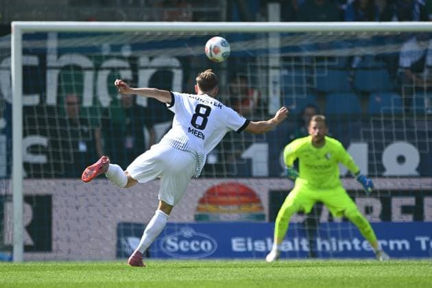 Joshua MEES MS scores the goal 1 2, against goalkeeper Timo HORN BO Soccer 2 Bundesliga, 4 Spieltag, matchday 4, VfL Bochum BO SC Preussen Muenster MS 1 2 am 30 08 2025, Vonovia Ruhrstadion Bochum Germany DFL regulations prohibit any use of photographs as image sequences and or quasi video Â