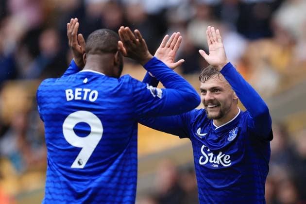 Fußball Premier League Wolverhampton Wanderers v Everton 30. August 2025 Premier League Wolverhampton Wanderers v Everton Kiernan Dewsbury Hall von Everton R feiert mit Beto von Everton nach ihrem 3. Tor Foto Simon Stacpoole Abseits Wolverhampton UK  Copyright: xSimonxStacpoolexOffside