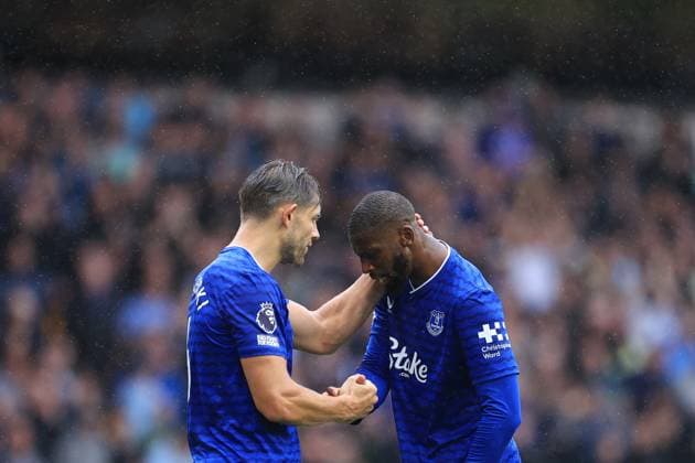 Fußball Premier League Wolverhampton Wanderers v Everton 30. August 2025 Premier League Wolverhampton Wanderers v Everton James Tarkowski von Everton schüttelt Beto von Everton die Hand Foto Simon Stacpoole Abseits Wolverhampton UK  Copyright: xSimonxStacpoolexOffside
