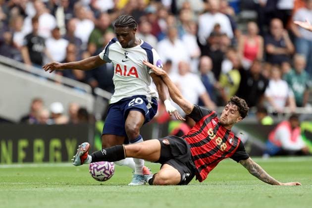 Tottenham Hotspur gegen Bournemouth 30. August 2025 London Premier League Fußball Tottenham Hotspur gegen AFC Bournemouth Mohammed Kudus von Tottenham Hotspur wird von Marcos Senesi von Bournemouth angegriffen Foto von Mark Leech London UK  Copyright: xMarkxLeechxOffside