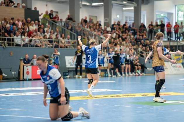 HSG Blomberg Lippe GER vs Buxtehuder SV GER , Handball, 1 Handball Bundesliga Women, 1 Matchday, 30 08 2025, Blomberg Laura Rueffieux HSG Blomberg Lippe, 03 cheers Blomberg Sporthalle an der Ulmenallee Germany