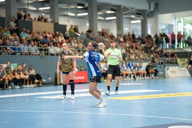 HSG Blomberg Lippe GER vs Buxtehuder SV GER , Handball, 1 Handball Bundesliga Women, 1 Matchday, 30 08 2025, Blomberg Ona Vegue HSG Blomberg Lippe, 14 on a 7 meter throw Blomberg Sporthalle an der Ulmenallee Germany
