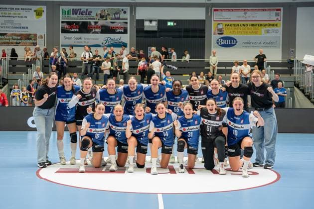 HSG Blomberg Lippe GER vs Buxtehuder SV GER , Handball, 1 Handball Bundesliga Women, 1 Matchday, 30 08 2025, Blomberg The team of HSG Blomberg Lippe GER cheers after the victory against Buxtehuder SV GER Blomberg Sporthalle an der Ulmenallee Germany