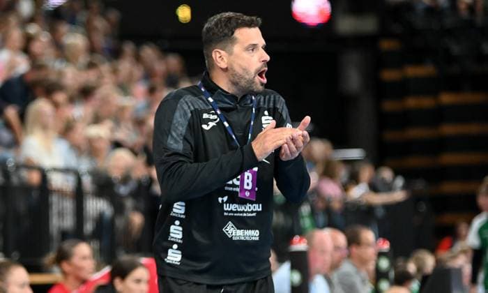 Norman Rentsch BSV Sachsen Zwickau, Coach motivates his team VfL Oldenburg vs BSV Sachsen Zwickau, Handballl, ALSCO Handball Bundesliga Frauen, 1 Spieltag, Saison 2025 2026, 30 08 2025, VfL Oldenburg vs BSV Sachsen Zwickau, Handballl, ALSCO Handball Bundesliga Frauen, 1 Spieltag, Saison 2025 2026, 30 08 2025, Oldenburg Copyright: xEibner-Pressefoto RobertxGertzenx EP_RGN