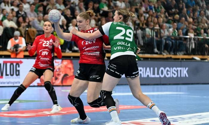 Charlotte Kaehr BSV Sachsen Zwickau, 17 vs Paulina Golla VfL Oldenburg, 29 VfL Oldenburg vs BSV Sachsen Zwickau, Handballl, ALSCO Handball Bundesliga Women, 1 Matchday, Season 2025 2026, 30 08 2025, VfL Oldenburg vs BSV Sachsen Zwickau, Handballl, ALSCO Handball Bundesliga Women, 1 Matchday, Season 2025 2026, 30 08 2025, Oldenburg Copyright: xEibner-Pressefoto RobertxGertzenx EP_RGN