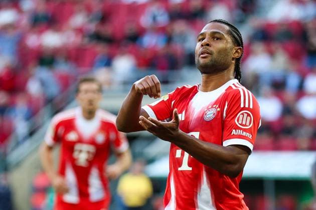 Sport Bilder des Tages Fußball 1. Bundesliga 2. Spieltag FC Augsburg - FC Bayern München am 30.08.2025 in der WWK Arena in Augsburg Torjubel Jubel zum 0:1 durch Serge Gnabry ( München ) DFL regulations prohibit any use of photographs as image sequences and or quasi-video. *** Soccer 1 Bundesliga 2 Matchday FC Augsburg FC Bayern Munich on 30 08 2025 at WWK Arena in Augsburg Goal celebration for 0 1 by Serge Gnabry Munich DFL regulations prohibit any use of photographs as image sequences and or quasi video xMSx