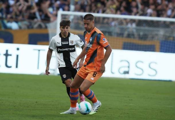 Atalanta s Mario Pasalice Parma s Adrian Bernabe during the Serie A soccer match between Parma and Atalanta at the Ennio Tardini Stadium in Parma Italy - Saturday, Augustl 30, 2025. - Soccer .  Copyright: xGiannixSantandrea LaPressex