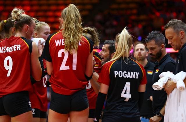 (250830) -- BANGKOK, Aug. 30, 2025 -- Giulio Cesare Bregoli (C), head coach of Germany, reacts during the round of 16 match between Italy and Germany at the Volleyball Women s World Championship, WM, Weltmeisterschaft in Bangkok, Thailand, Aug. 30, 2025. ) (SP)THAILAND-BANGKOK-VOLLEYBALL-WOMEN S WORLD CHAMPIONSHIP-ITALY VS GERMANY SunxWeitong 