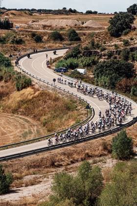2025 Vuelta Ciclista a Espana Stage 8 Picture by Zac Williams SWpix.com - 30 08 2025 - Cycling - 2025 Vuelta Ciclista a Espana Stage 8, Monzon Templario to Zaragoza, Spain - The peloton. Copyright: x xSWpix.comx(t axPhotographyxHubxLtd)xZacxWilliams SWpix.comx SWP-2645