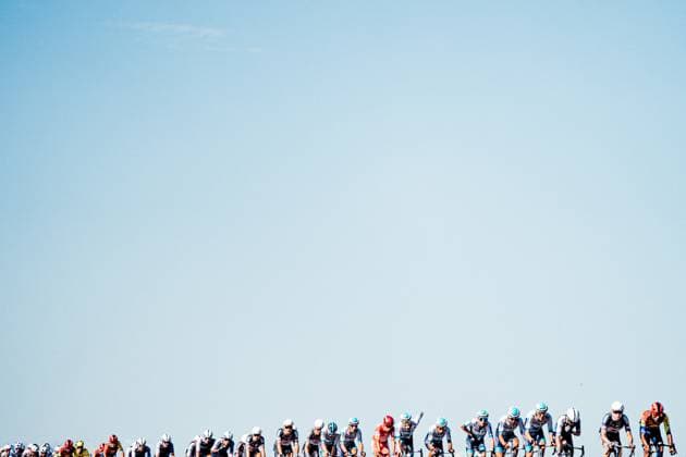 2025 Vuelta Ciclista a Espana Stage 8 Picture by Zac Williams SWpix.com - 30 08 2025 - Cycling - 2025 Vuelta Ciclista a Espana Stage 8, Monzon Templario to Zaragoza, Spain - The peloton. Copyright: x xSWpix.comx(t axPhotographyxHubxLtd)xZacxWilliams SWpix.comx SWP-2645