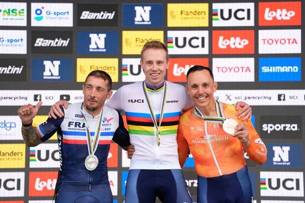 2025 UCI Para-cycling Road World Championships Picture by Olly Hassell SWpix.com - 30 08 2025 - Cycling - 2025 UCI Para-cycling Road World Championships - Ronse, Flanders, Belgium - Men H5 Road Race Podium - Mitch Valize (Netherlands) receiving the Gold Medal to become World Champion, LoÃ¯c Vergnaud (France) receiving the Silver Medal and Tim De Vries (Netherlands) receiving the Bronze Medal Copyright: x xSWpix.comx(t axPhotographyxHubxLtd)xOllyxHassell SWpix.comx SWP-3069-1440