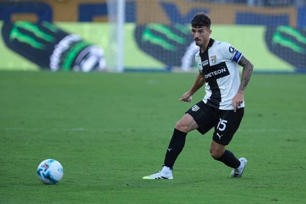 Enrico Delprato of Parma Calcio 1913 carries the ball during the soccer match between Parma Calcio 1913 and Atalanta BC 1907, MD2 of Serie A Enilive Italian soccer championship 2025 2026 at Ennio Tardini Stadium on August 30, 2025, Parma, Italy.  Copyright: xRobertoxTommasini IPAxSportx xipa-agency.netx xx IPA_63678608 IPA_Agency_IPA63678608