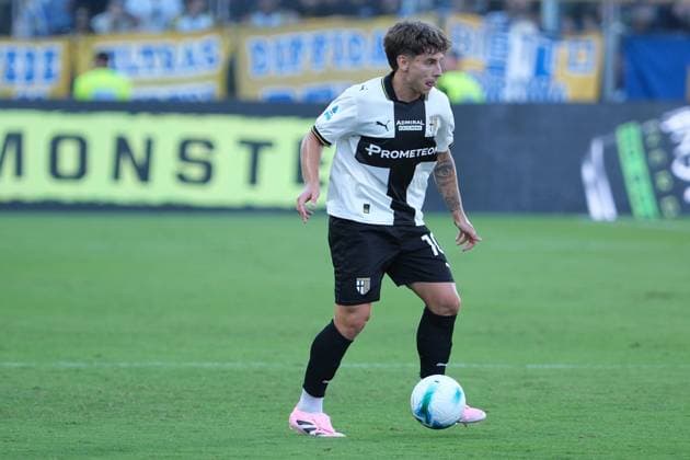 Adrian Bernabe of Parma Calcio 1913 carries the ball during the soccer match between Parma Calcio 1913 and Atalanta BC 1907, MD2 of Serie A Enilive Italian soccer championship 2025 2026 at Ennio Tardini Stadium on August 30, 2025, Parma, Italy.  Copyright: xRobertoxTommasini IPAxSportx xipa-agency.netx xx IPA_63678624 IPA_Agency_IPA63678624