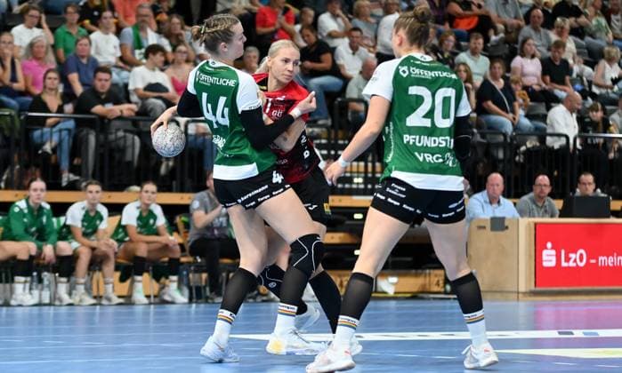 Laura Penzes BSV Sachsen Zwickau, 37 vs Lisa Marie Fragge VfL Oldenburg, 44 VfL Oldenburg vs BSV Sachsen Zwickau, Handballl, ALSCO Handball Bundesliga Women, 1 Matchday, Season 2025 2026, 30 08 2025, VfL Oldenburg vs BSV Sachsen Zwickau, Handballl, ALSCO Handball Bundesliga Women, 1 Matchday, Season 2025 2026, 30 08 2025, Oldenburg Copyright: xEibner-Pressefoto RobertxGertzenx EP_RGN