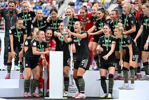 Soccer I Women I Season 2025 2026 I Supercup I FC Bayern München VfL Wolfsburg I 30 08 2025 Lena Oberdorf 8, FC Bayern München holds up the trophy, Jose Antonio Barcala Garcia coach, FC Bayern München 1 v l wins his first title with the team Karlsruhe BBBank Wildpark Baden Württemberg Germany Copyright: xLobeca InesxHähnelx