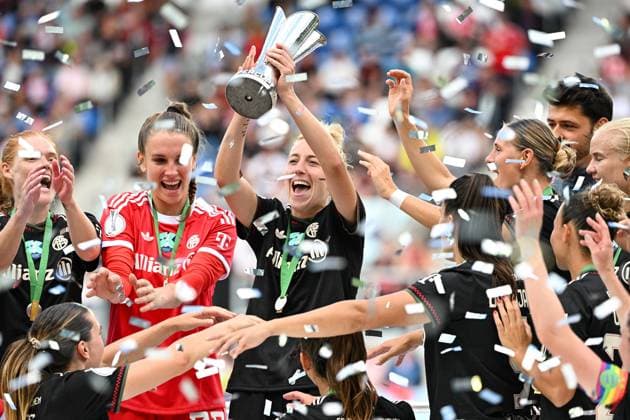 Soccer I Women I Season 2025 2026 I Supercup I FC Bayern Munich VfL Wolfsburg I 30 08 2025 Carolin Simon 30, FC Bayern Munich raises the cup in the air in the confetti rain Crop, close-up, portrait, portrait, single photo, single image, body Karlsruhe BBBank Wildpark Baden Württemberg Germany Copyright: xLobeca InesxHähnelx
