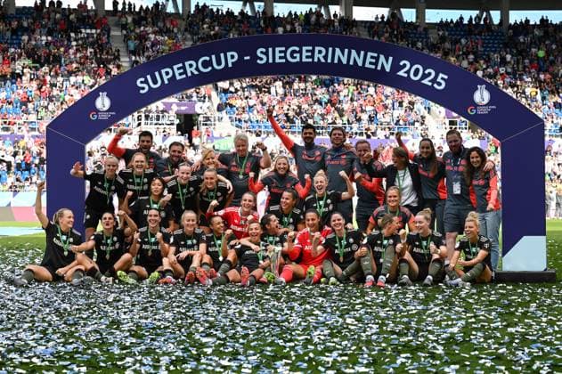 Soccer I Women I Season 2025 2026 I Supercup I FC Bayern Munich VfL Wolfsburg I 30 08 2025 Women from FC Bayern Munich cheer under the triumphal arch with the inscription Supercup Winners 2025 Karlsruhe BBBank Wildpark Baden Württemberg Germany Copyright: xLobeca InesxHähnelx