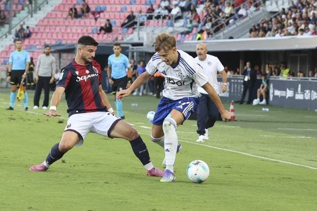 Jesus Rodriguez Caraballo Jesus R. of Como 1907 battle for the ball with Riccardo Orsolini of Bologna FC. during Bologna FC vs Como FC, 2Â° Serie A Enilive 2025-26 game at Renato Dall Ara stadium in Bologna (BO), Italy, on August 30, 2025.  Copyright: xDavidexCasentini IPAxSportx xipa-agency.netx xx IPA_63679056 IPA_Agency_IPA63679056