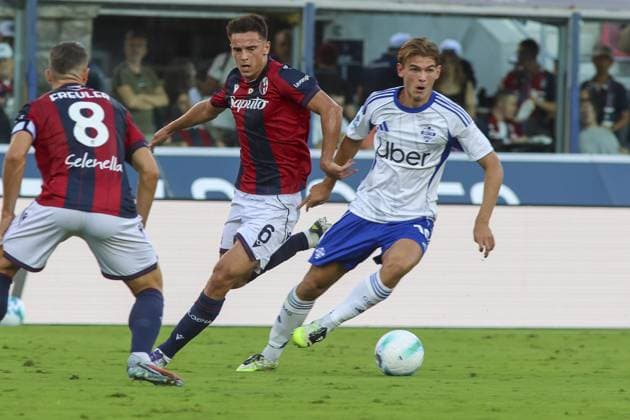 Nicolas Paz Martinez Nico Paz of Como 1907 battle for the ball with Nikola Moro of Bologna FC during Bologna FC vs Como FC, 2Â° Serie A Enilive 2025-26 game at Renato Dall Ara stadium in Bologna (BO), Italy, on August 30, 2025.  Copyright: xDavidexCasentini IPAxSportx xipa-agency.netx xx IPA_63679122 IPA_Agency_IPA63679122