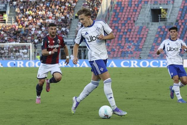 Jesus Rodriguez Caraballo Jesus R. of Como 1907 play the ball during Bologna FC vs Como FC, 2Â° Serie A Enilive 2025-26 game at Renato Dall Ara stadium in Bologna (BO), Italy, on August 30, 2025.  Copyright: xDavidexCasentini IPAxSportx xipa-agency.netx xx IPA_63678764 IPA_Agency_IPA63678764