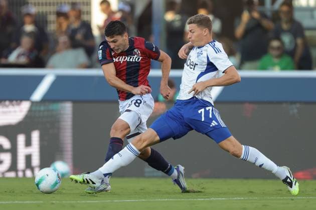 Bologna, Italy, 30th August 2025. Ignace Van der Brempt of Como 1907 challenges Nicolo Cambiaghi of Bologna FC during the Bologna vs Como 1907 Serie A match at Renato Dall Ara, Bologna. Picture credit should read: Jonathan Moscrop Sportimage EDITORIAL USE ONLY. No use with unauthorised audio, video, data, fixture lists, club league logos or live services. Online in-match use limited to 120 images, no video emulation. No use in betting, games or single club league player publications. SPI_032_JM_BOLOGNA_COMO SPI-4106-0032