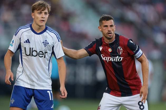Bologna, Italy, 30th August 2025. Jesus Rodriguez of Como 1907 and Remo Freuler of Bologna FC during the Bologna vs Como 1907 Serie A match at Renato Dall Ara, Bologna. Picture credit should read: Jonathan Moscrop Sportimage EDITORIAL USE ONLY. No use with unauthorised audio, video, data, fixture lists, club league logos or live services. Online in-match use limited to 120 images, no video emulation. No use in betting, games or single club league player publications. SPI_034_JM_BOLOGNA_COMO SPI-4106-0034
