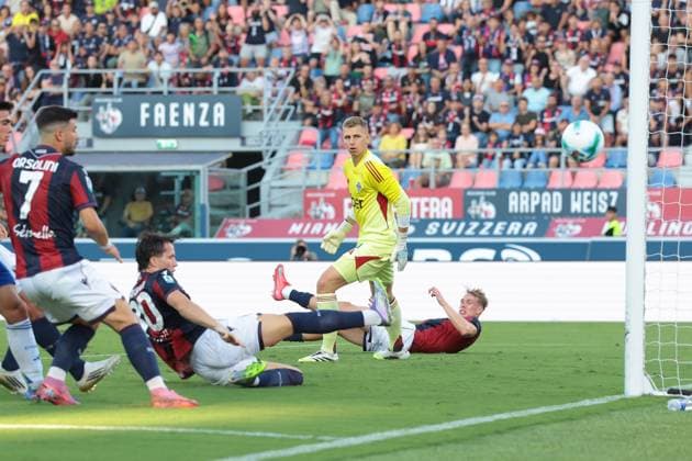 Bologna, Italy, 30th August 2025. Torbjorn Heggem of Bologna FC looks on as his header drifts wide of the far post during the Bologna vs Como 1907 Serie A match at Renato Dall Ara, Bologna. Picture credit should read: Jonathan Moscrop Sportimage EDITORIAL USE ONLY. No use with unauthorised audio, video, data, fixture lists, club league logos or live services. Online in-match use limited to 120 images, no video emulation. No use in betting, games or single club league player publications. SPI_038_JM_BOLOGNA_COMO SPI-4106-0038
