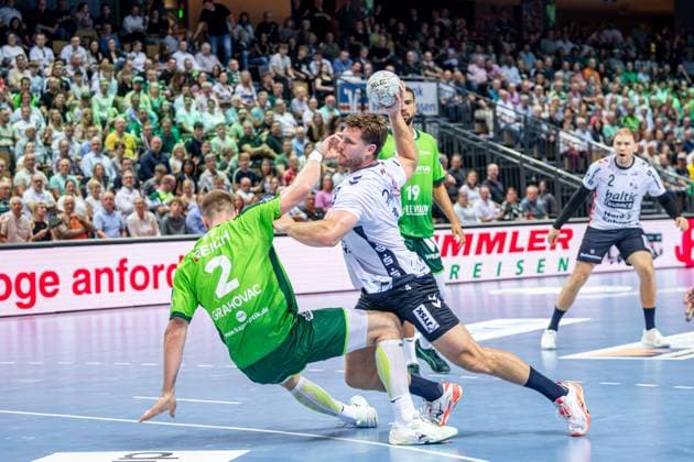 Handball Bundesliga HSG Wetzlar SG Flensburg Handewitt, 30 08 25 Johannes Golla SG Flensburg Handewitt, 4 , Nikola Grahovac HSG Wetzlar, 2 , Philipp Ahouansou HSG Wetzlar, 19 , Simon Pytlick SG Flensburg Handewitt, 2 Handball Bundesliga HSG Wetzlar SG Flensburg Handewitt Wetzlar, 30 08 25 Copyright: xBEAUTIFULxSPORTS Roeczeyx