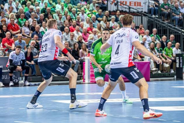 Handball Bundesliga HSG Wetzlar SG Flensburg Handewitt, 30 08 25 Stefan Cavor HSG Wetzlar, 77 , Blaž Blagotinöek SG Flensburg Handewitt, 43 , Johannes Golla SG Flensburg Handewitt, 4 Handball Bundesliga HSG Wetzlar SG Flensburg Handewitt Wetzlar, 30 08 25 Copyright: xBEAUTIFULxSPORTS Roeczeyx