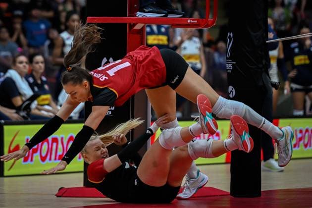 Sport Bilder des Tages Italy v Germany - FIVB Women’s World Volleyball Championship BANGKOK, THAILAND - AUGUST 30: Lena Stigrot (10) and Anna Pogany (4) of Germany during FIVB Women’s World Volleyball Championship match between Italy and Germany at Huamark Indoor Stadium in Bangkok, Thailand on August 30, 2025. Mustafa Hatipoglu Anadolu Banghok Thailand. Editorial use only. Please get in touch for any other usage.  Copyright: x2025xAnadoluxMustafaxHatipoglux