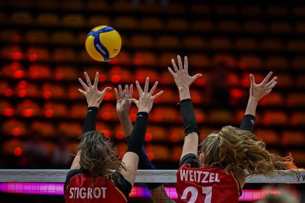 Italy v Germany - FIVB Women’s World Volleyball Championship BANGKOK, THAILAND - AUGUST 30: Lena Stigrot (10) and Camilla Weitzel (21) of Germany during FIVB Women’s World Volleyball Championship match between Italy and Germany at Huamark Indoor Stadium in Bangkok, Thailand on August 30, 2025. Mustafa Hatipoglu Anadolu Banghok Thailand. Editorial use only. Please get in touch for any other usage.  Copyright: x2025xAnadoluxMustafaxHatipoglux